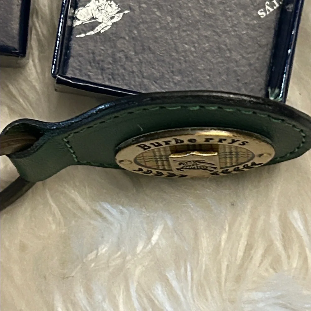 Burberry’s Vintage Green leather keychain with nova check unisex